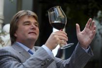  Ivan Jakovčić tiene un bicchiere di vino