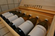 Meneghetti, Weinflaschen im Kasten