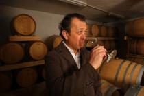 Miroslav Plišo sorseggia un bicchiere di vino nella cantina dei vini della Stanzia Meneghetti