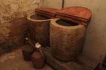 Antichi recipienti per l'olio fatti di pietra